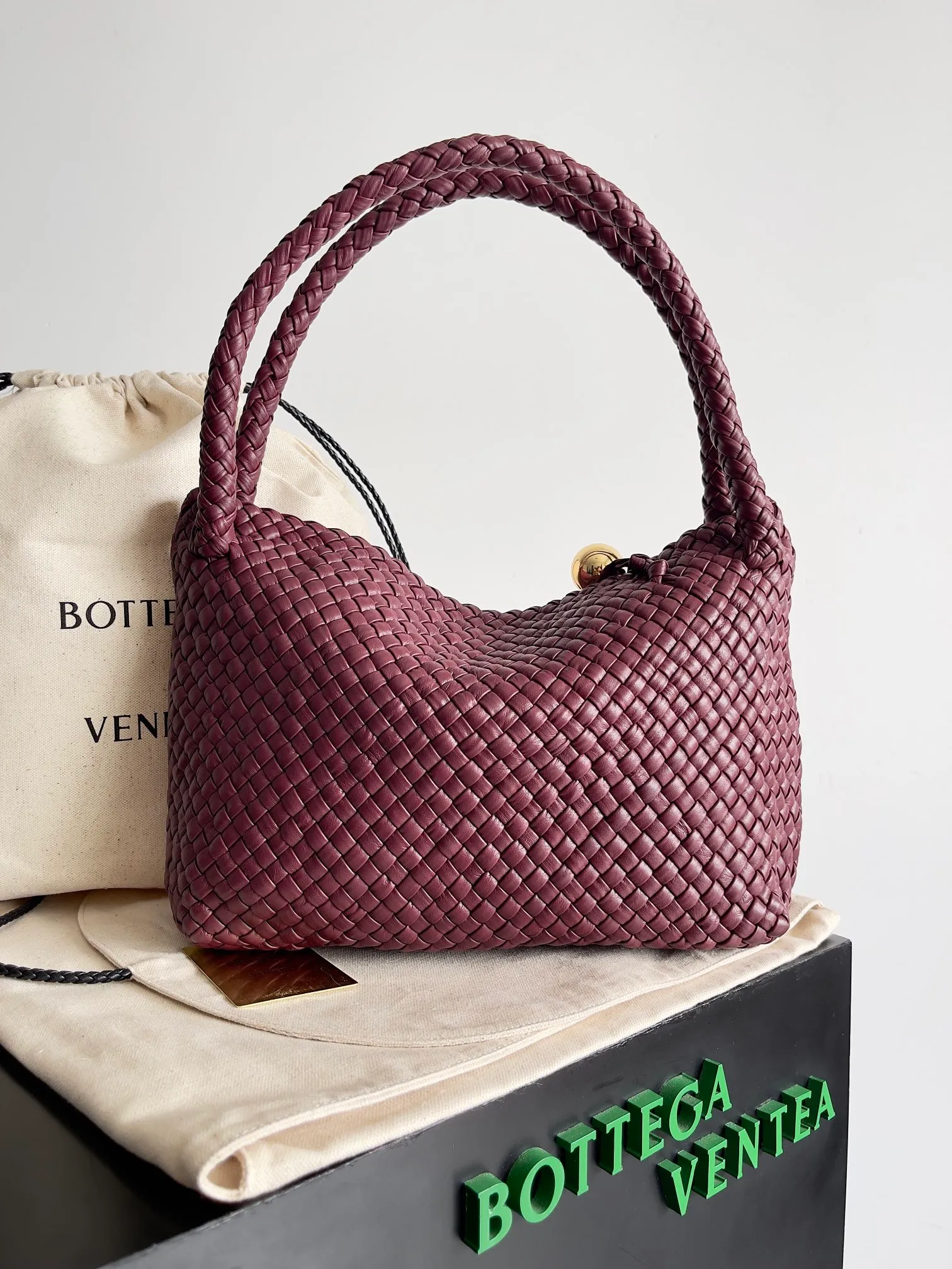 Batch 5760 BV collectible small woven handbags are really YYDS!! Bottega Veneta’s most classic small woven handbags are back! ! We use the highest quality leather with the highest craftsmanship❤️ to create the most expensive works. We have created the original Intrecciato leather weaving process❤️ This unique traditional exclusive leather weaving method has not only become our logo but also reflects the time-consuming and labor-intensive craftsmanship of our products❤️ The new TOSCA handbag must be a selection worth collecting🆕⚠️⚠️Babies, malachite can be sold separately and can be assembled by yourself Style number: 716974 Size: 27*9*18cm